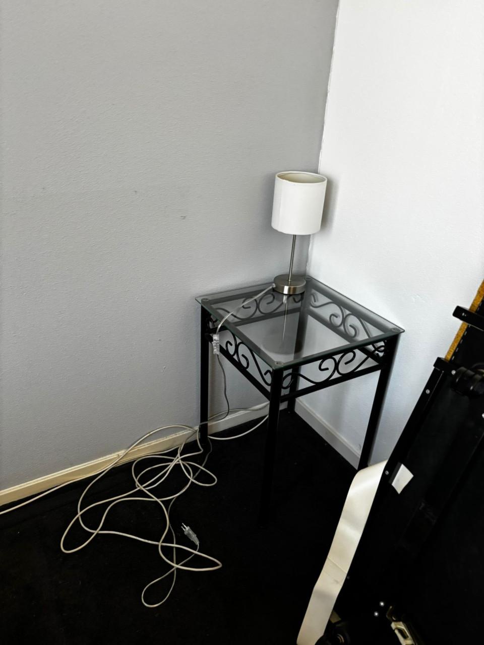 2x glazen nachtkastjes met metaal