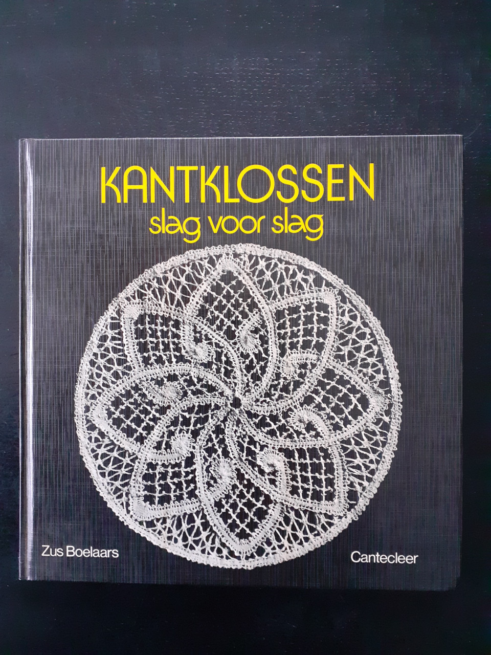 Kantkloskussen met klosjes en boek