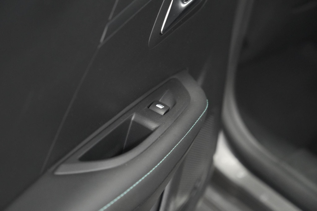 Peugeot 208 puretech 100 eat8 allure pack | camera | apple carplay | parkee