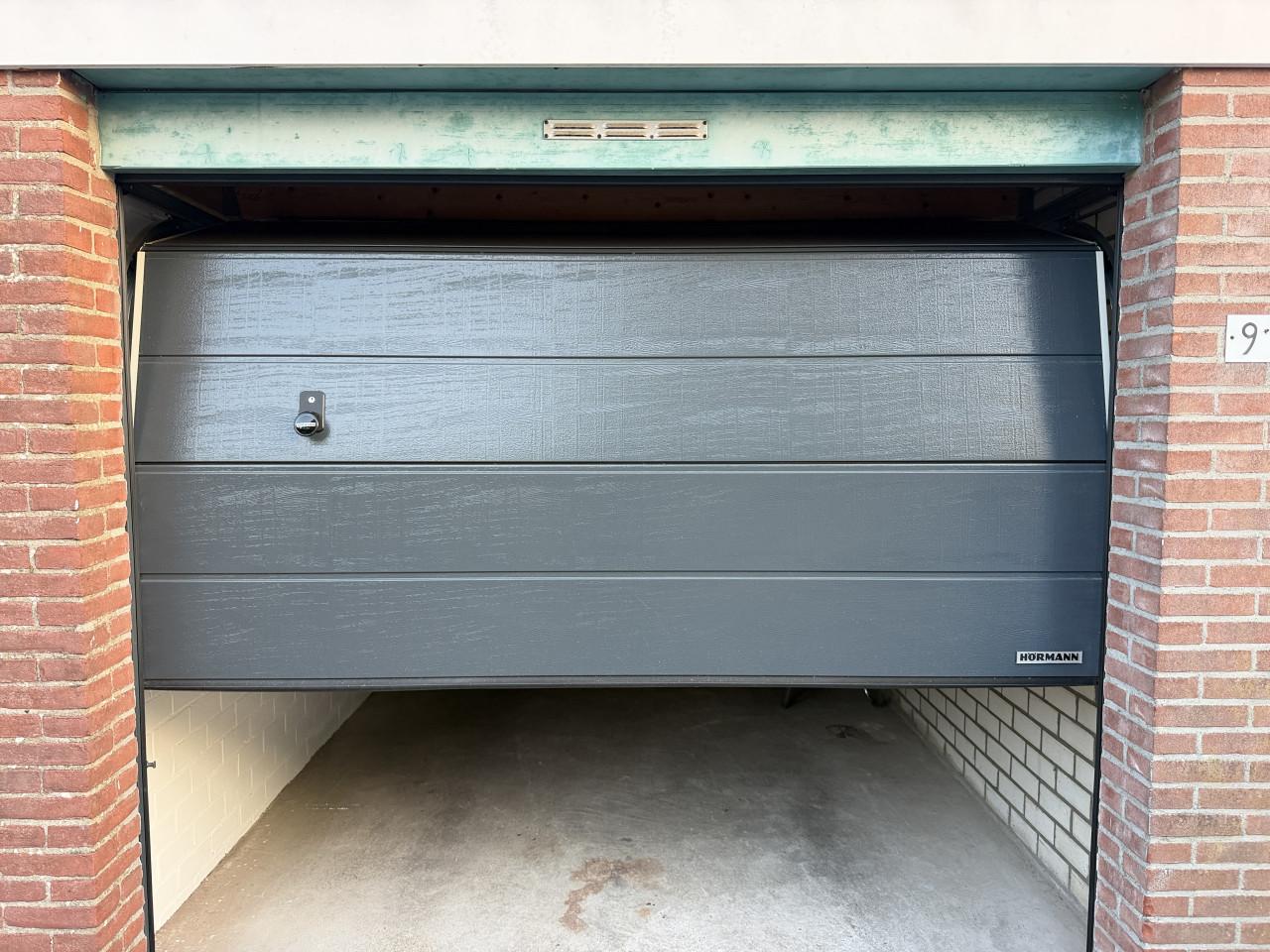 Te koop garagebox met nieuwe roldeur in Goes