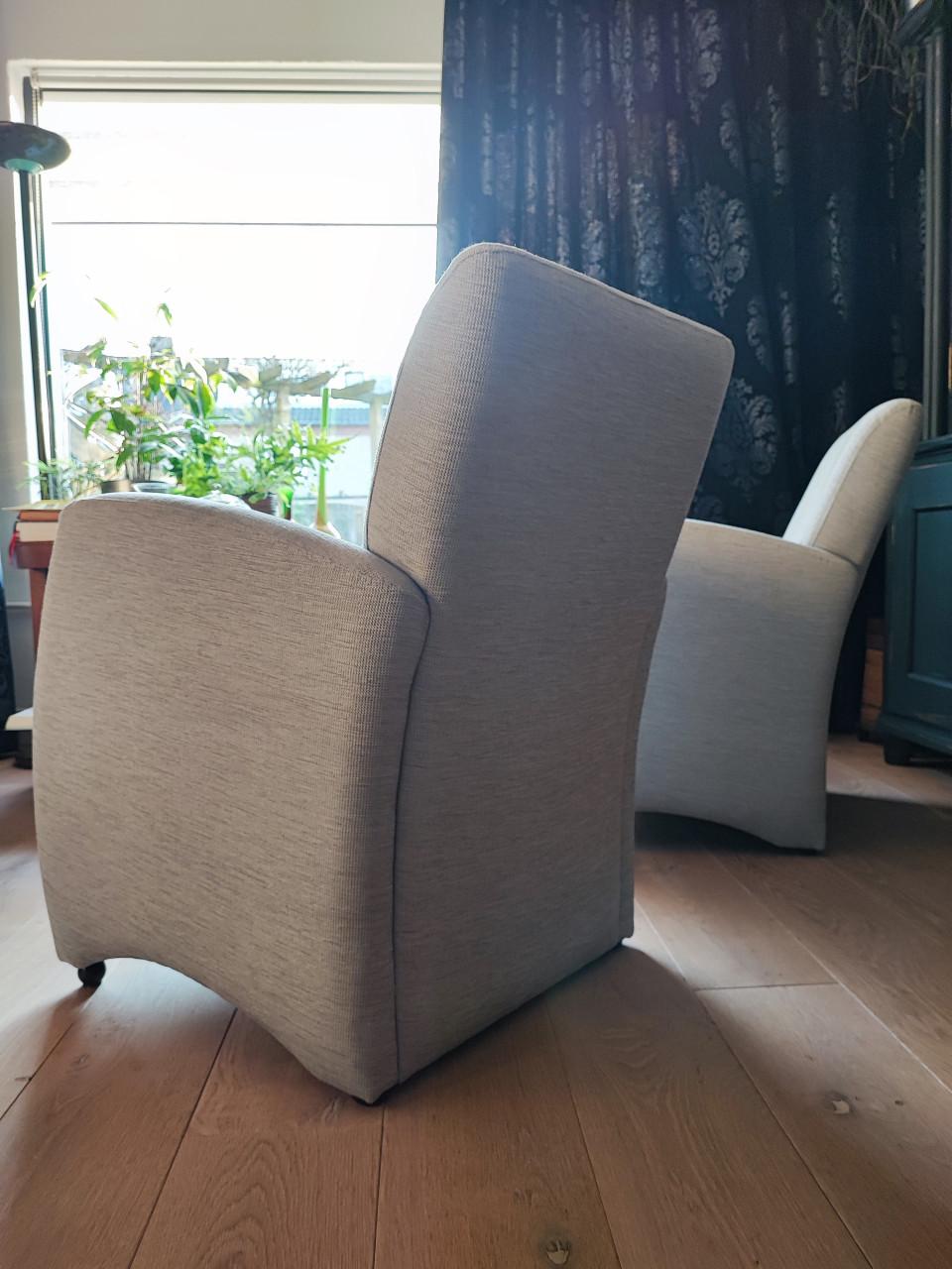 Twee fraaie zilvergrijze fauteuils