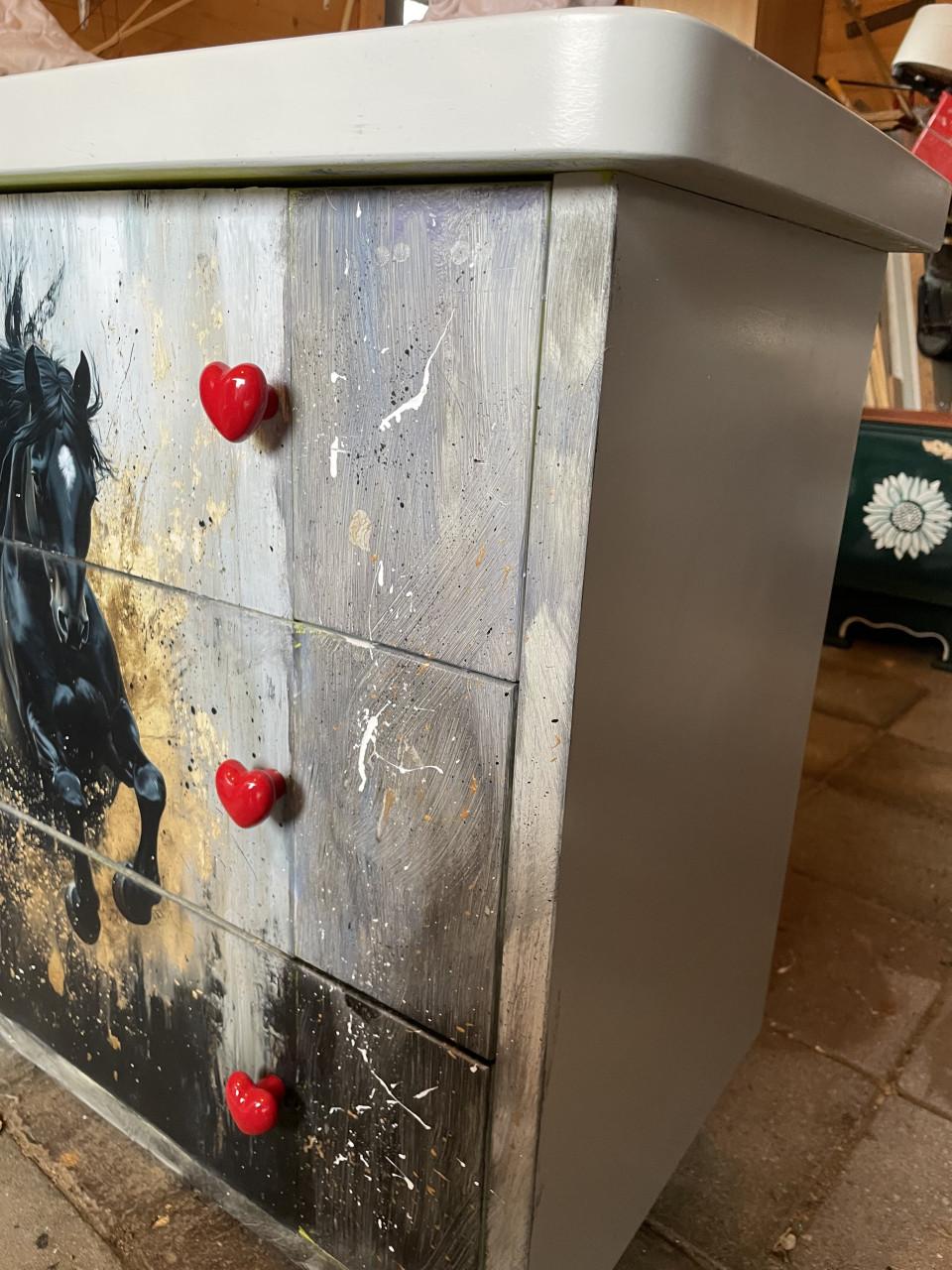 Unieke ladekast met paardenafbeelding