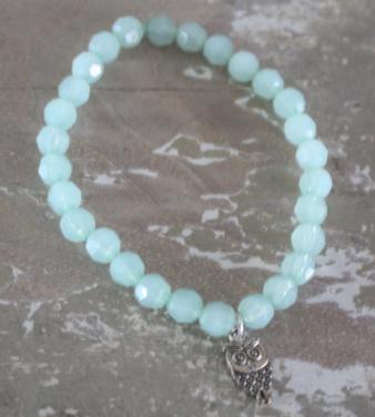 Armbandje rekbaar met mintgroene kralen en uilen bedeltje