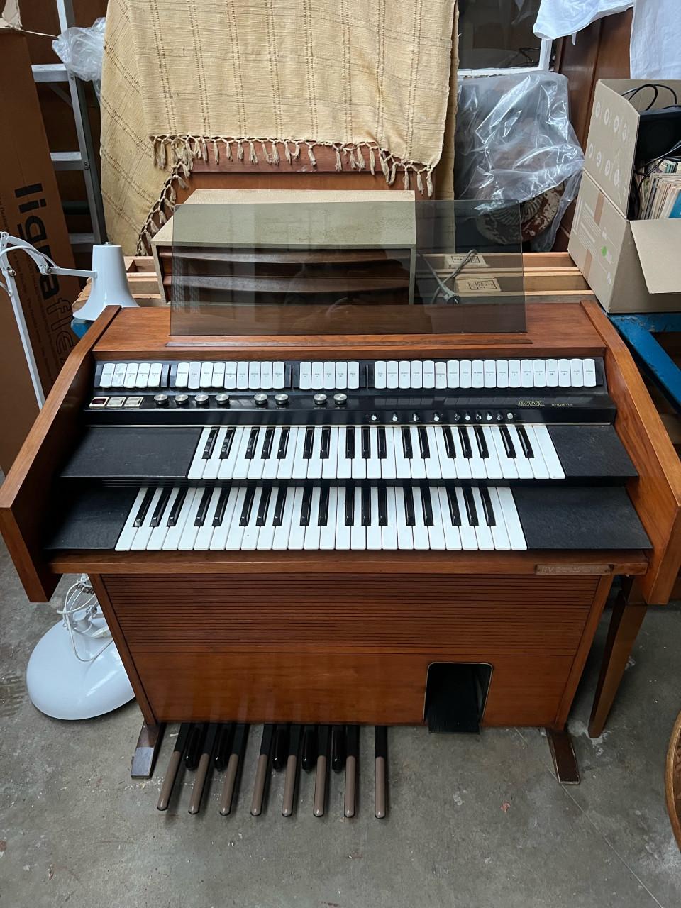 Gratis af te halen leuk orgel met bijbehorende kruk