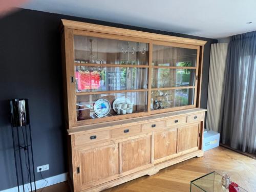 Massief teak-houten vitrinekast met schuifdeuren