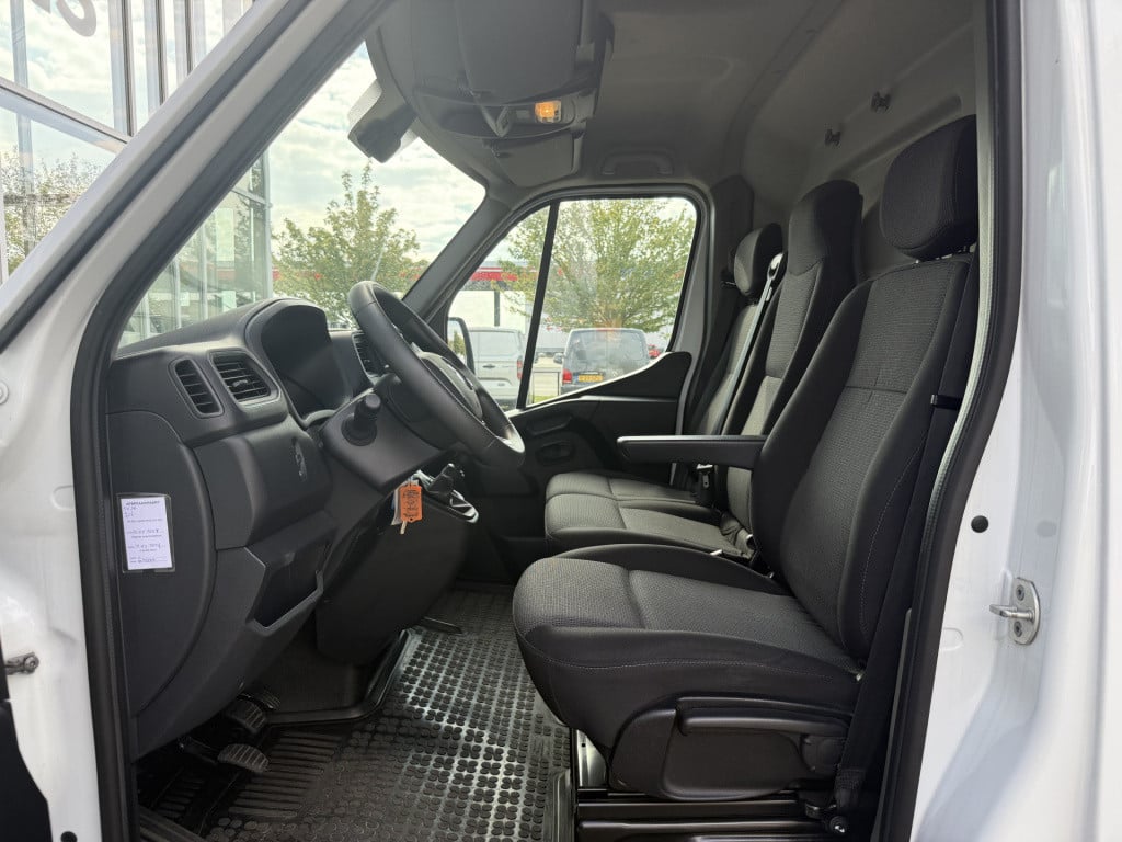 Renault Master t35 2.3 dci 135 l2h2 | trekhaak | navi | carplay | cruisec. 