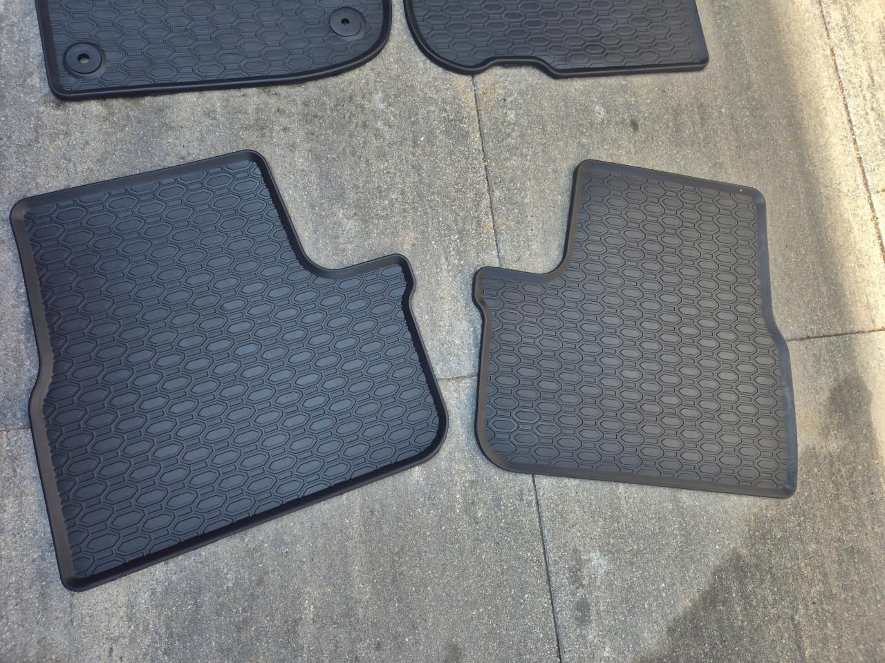 Peugeot 208 rubber automatten set