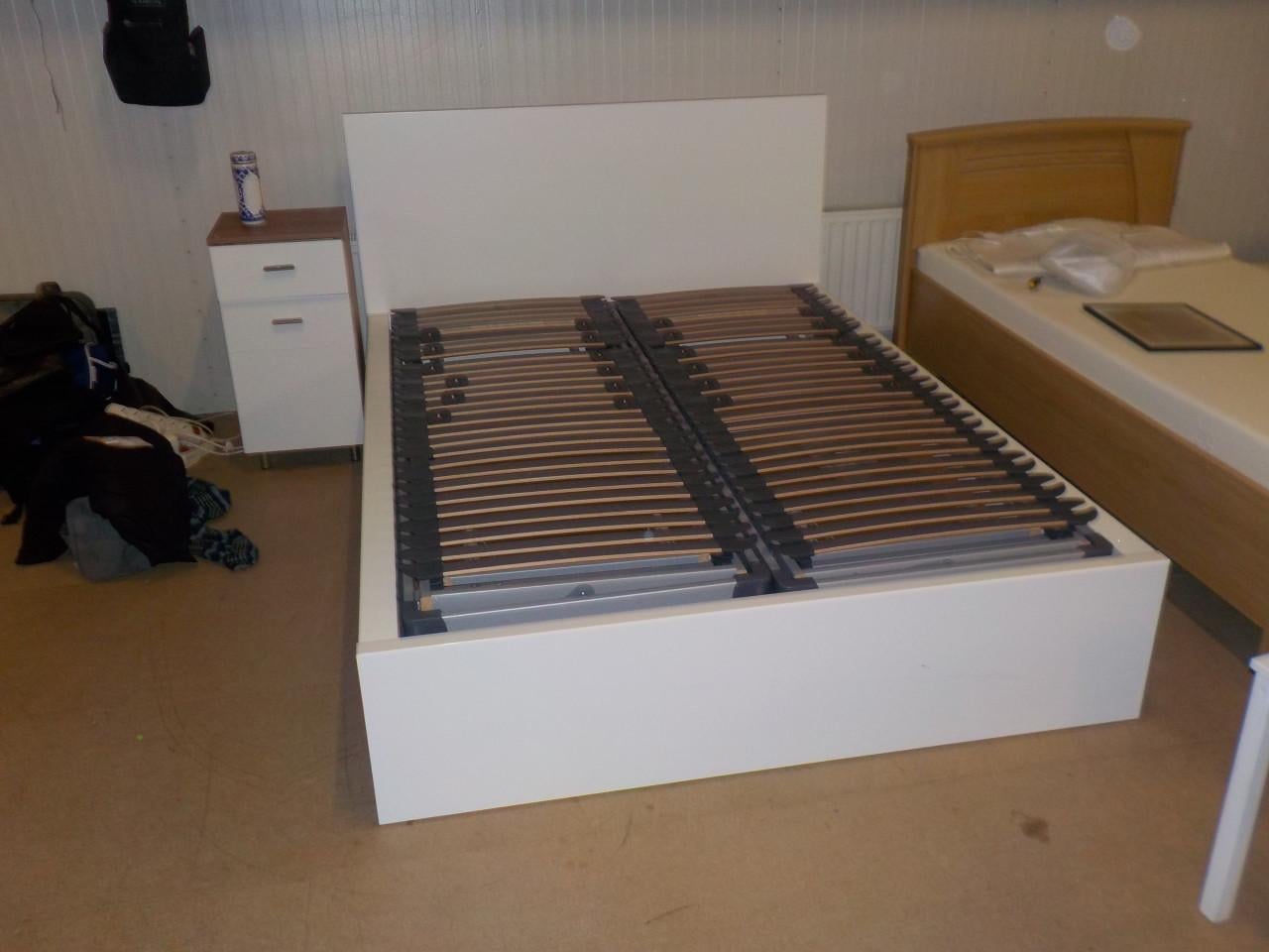 In zeer goede staat ledikant met 2 verstelbare lattenbodems 140 x 200 cm