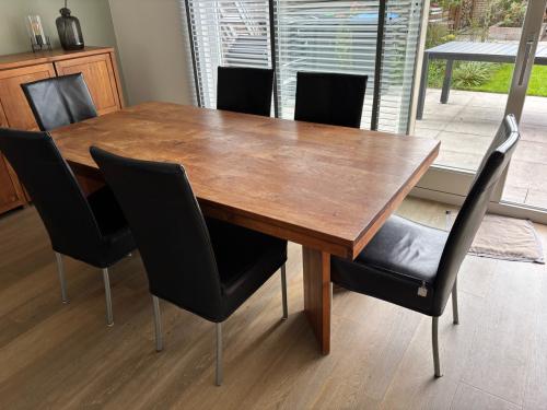 Tafel met stoelen