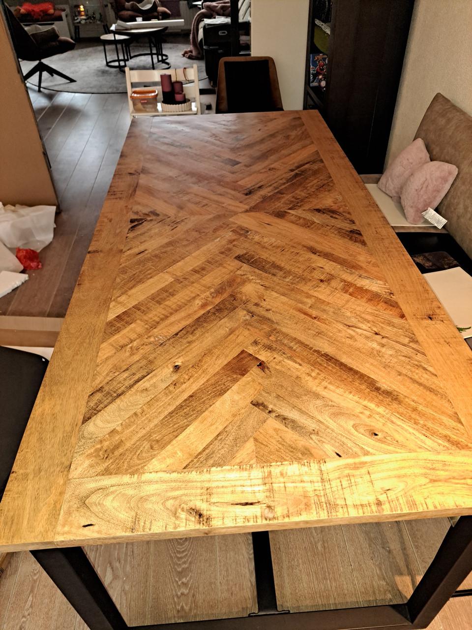 Eettafel met visgraatmotief mangohout