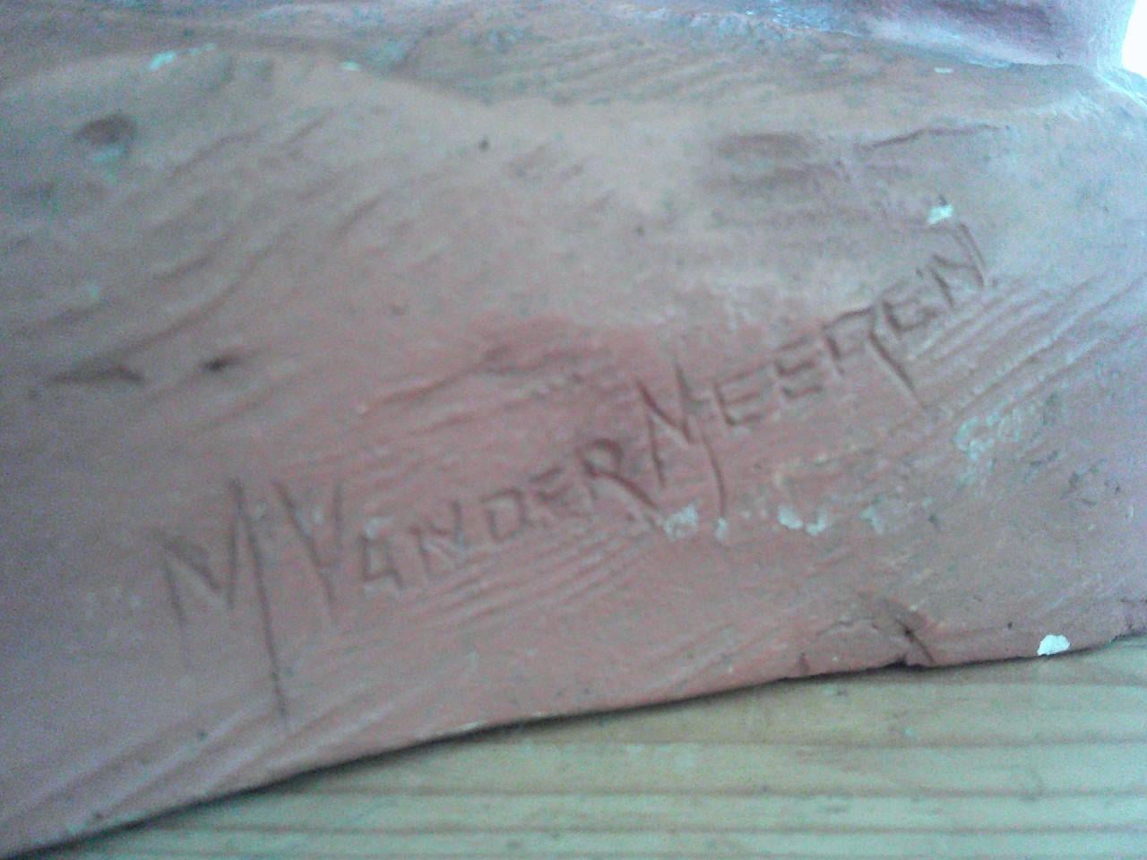 WERKLUI IN TERRA COTTA KLEUR, GESIGNEERD