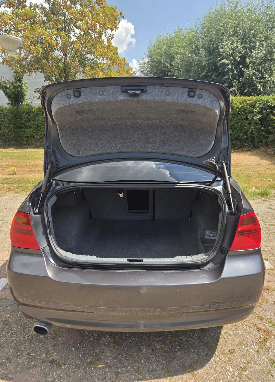 BMW 320i sedan uit 2005 in antracietgrijs.