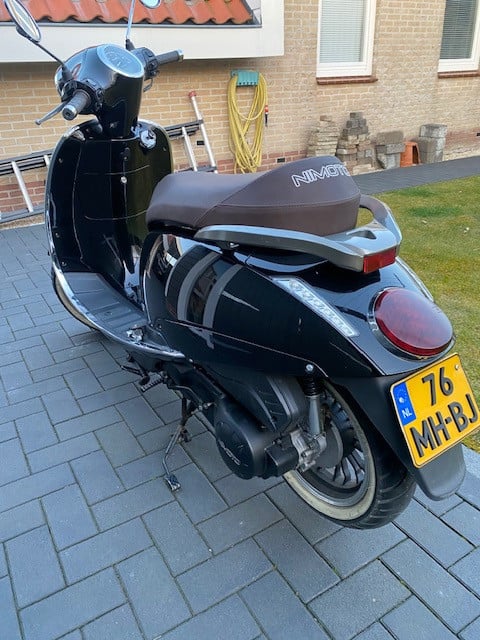 Motor scooter