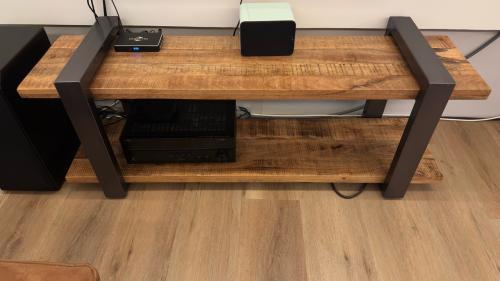 Tv- Audiomeubel met mangohouten boarden