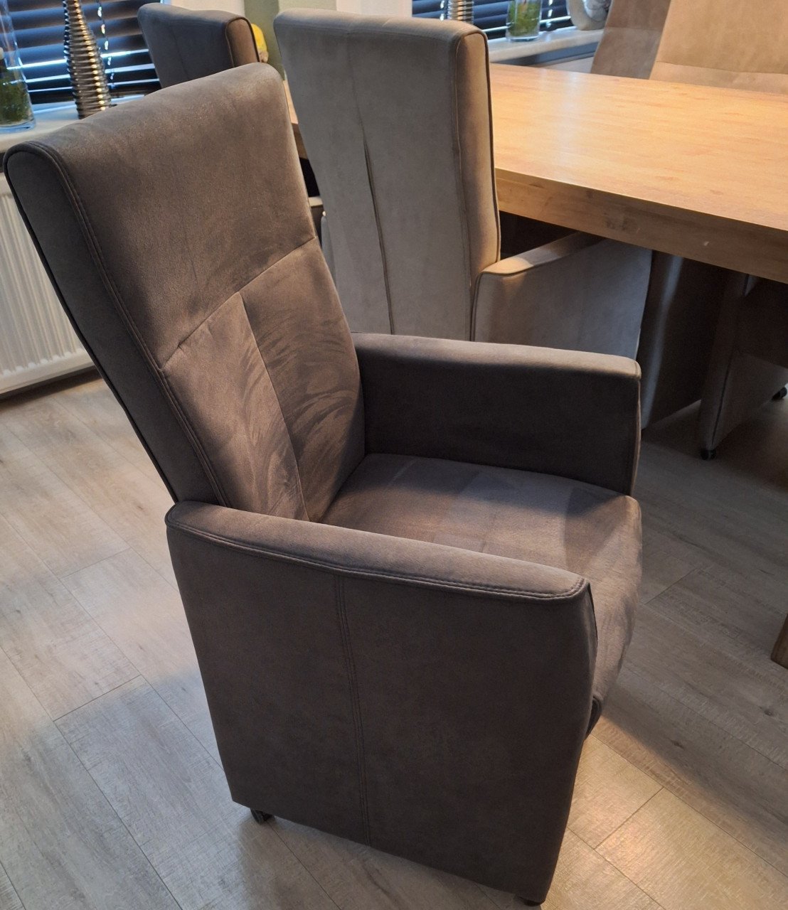 Eetkamer tafel met  6 stoelen