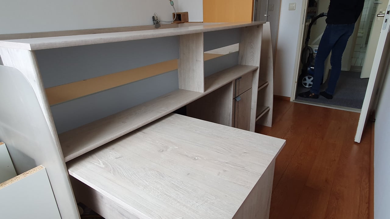 Half hoogslaper met uitschuifbaar bureau