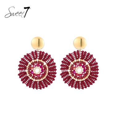 Oorbellen met dieprood geweven design en goudkleurige accenten