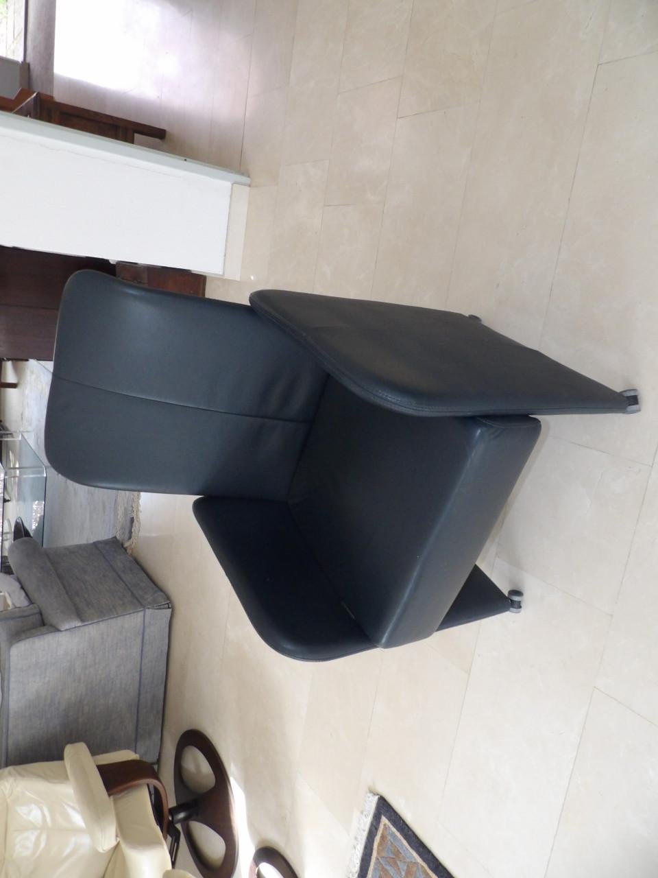 Witte zeer degelijke tafel + 4 verrijdbare leren stoelen