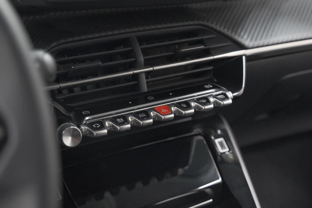 Peugeot 208 puretech 100 allure | parkeersensoren | navigatie | apple carpl