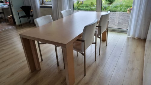 Eettafel plus stoelen en dressoir en salontafel