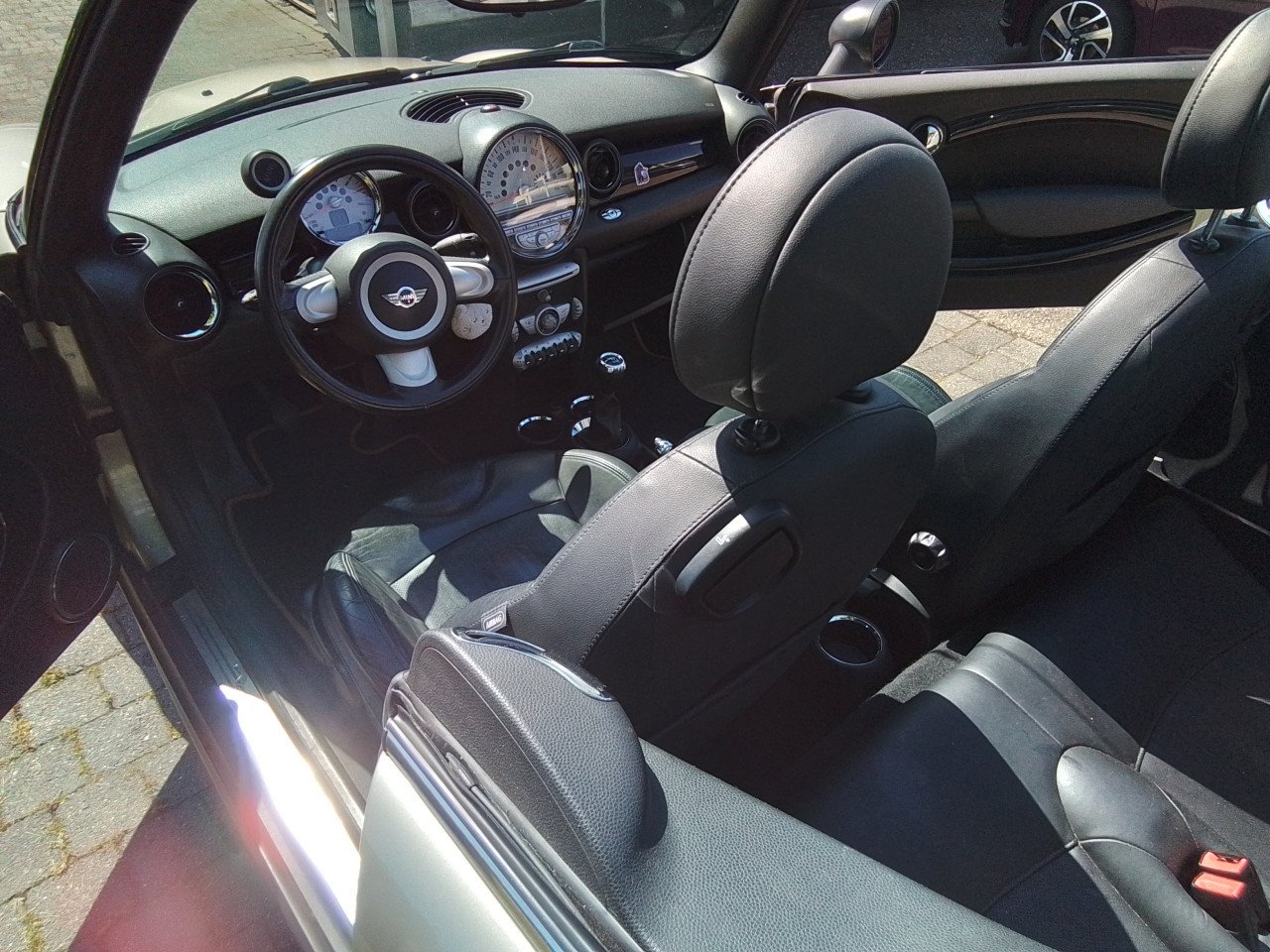 Mini cabrio one vol leer 6 versnelling airco  in zeer goede staat bj 2011