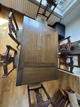 Antieke tafel met 6 stoelen