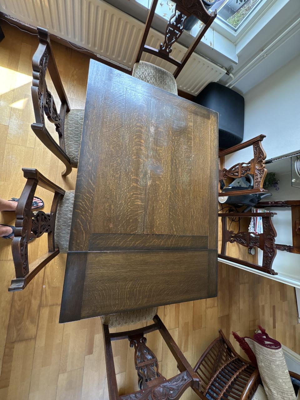 Antieke tafel met 6 stoelen