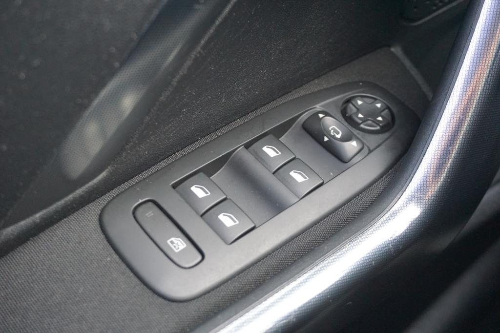 Peugeot 2008 1.2 puretech allure climate / navi / cruise / pano / parkeers.