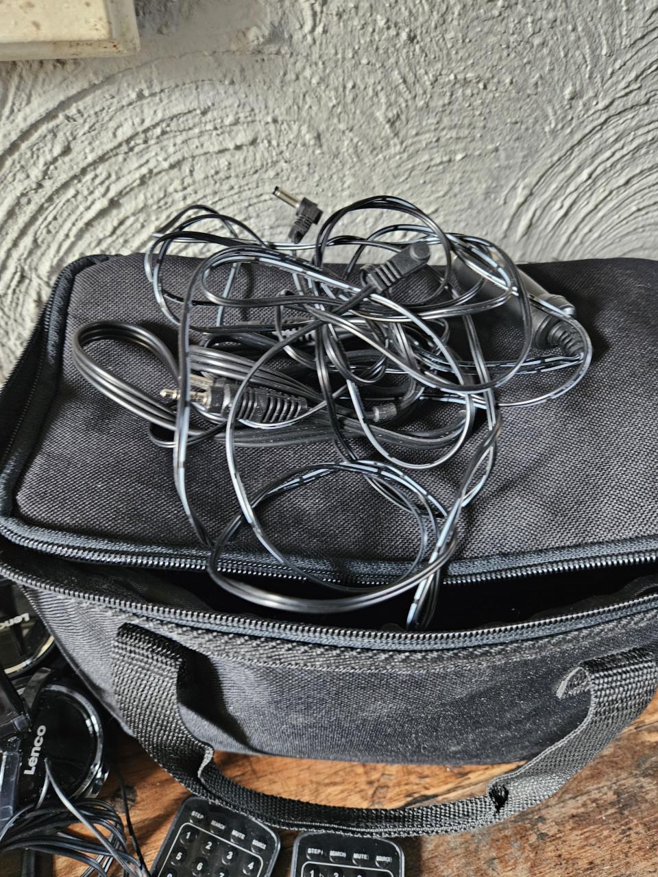 Mooie Lenco DVP-938 X2 draagbare DVD-spelers met accessoires