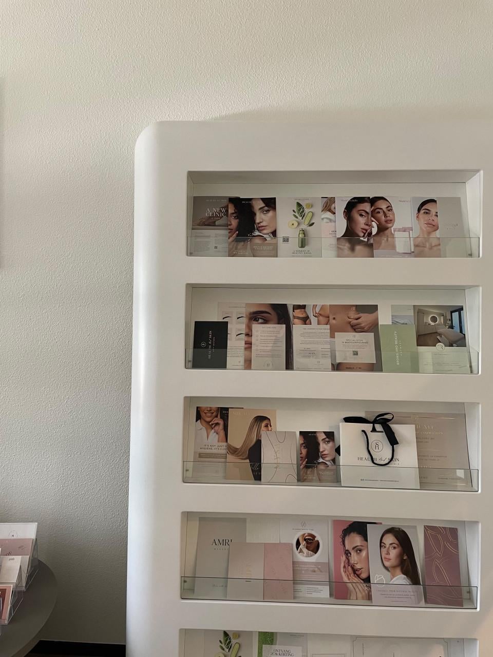 Exclusieve maatwerk design display-en brochurekast