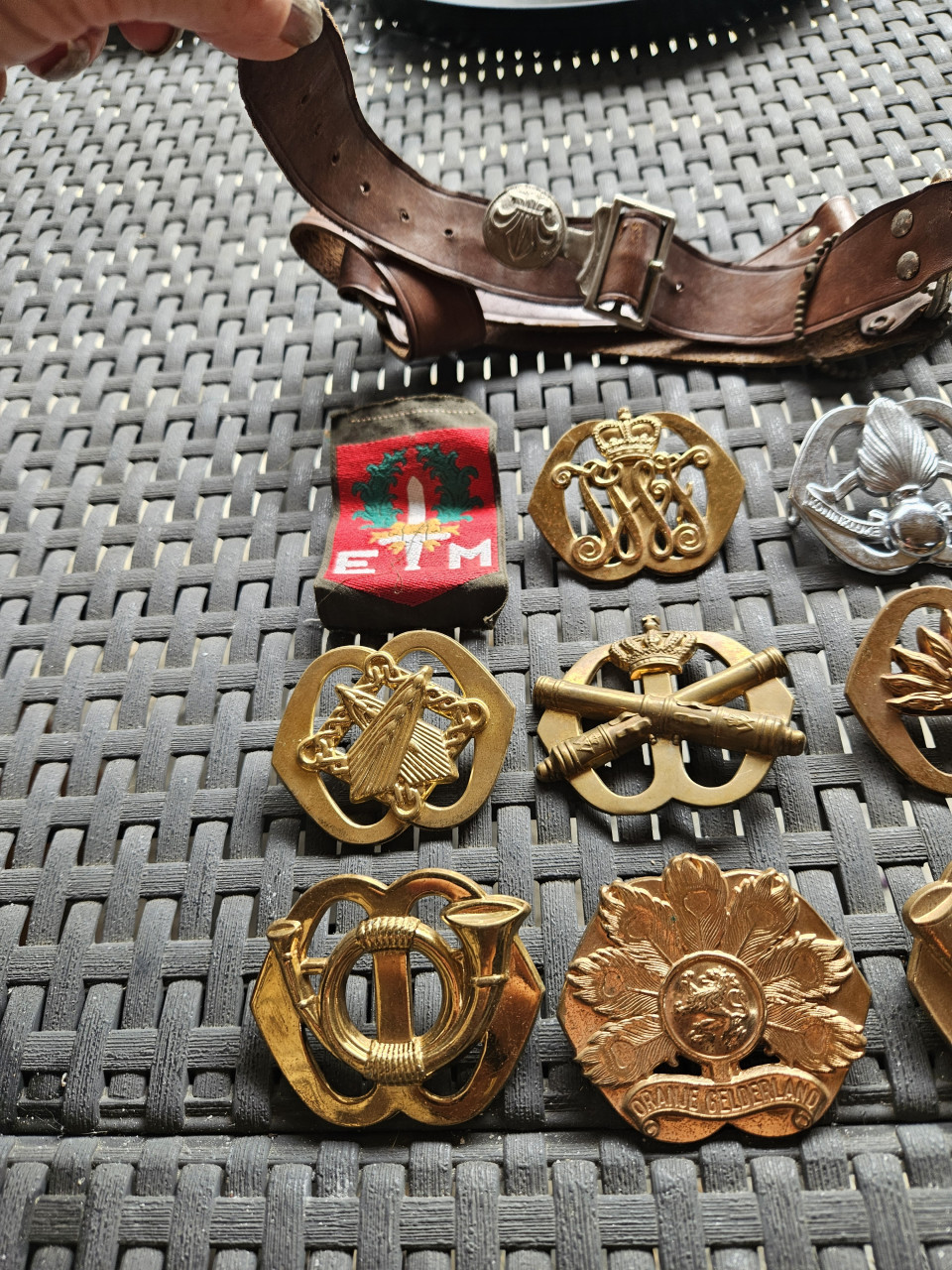 Mooi lotje antieke baret emblemen en een leren riem....