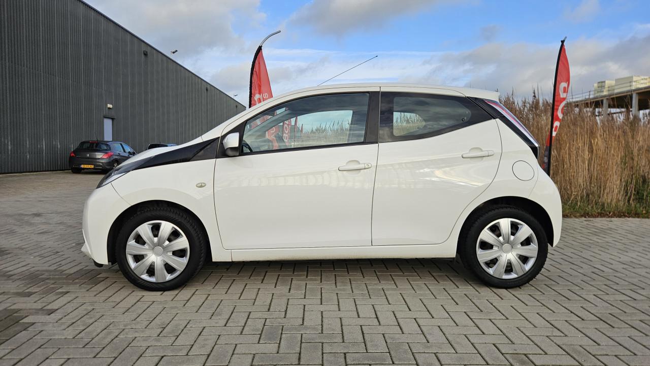 Zuinige 5drs. TOYOTA AYGO 1.0 X-PLAY 2015 / NL AUTO / NAP