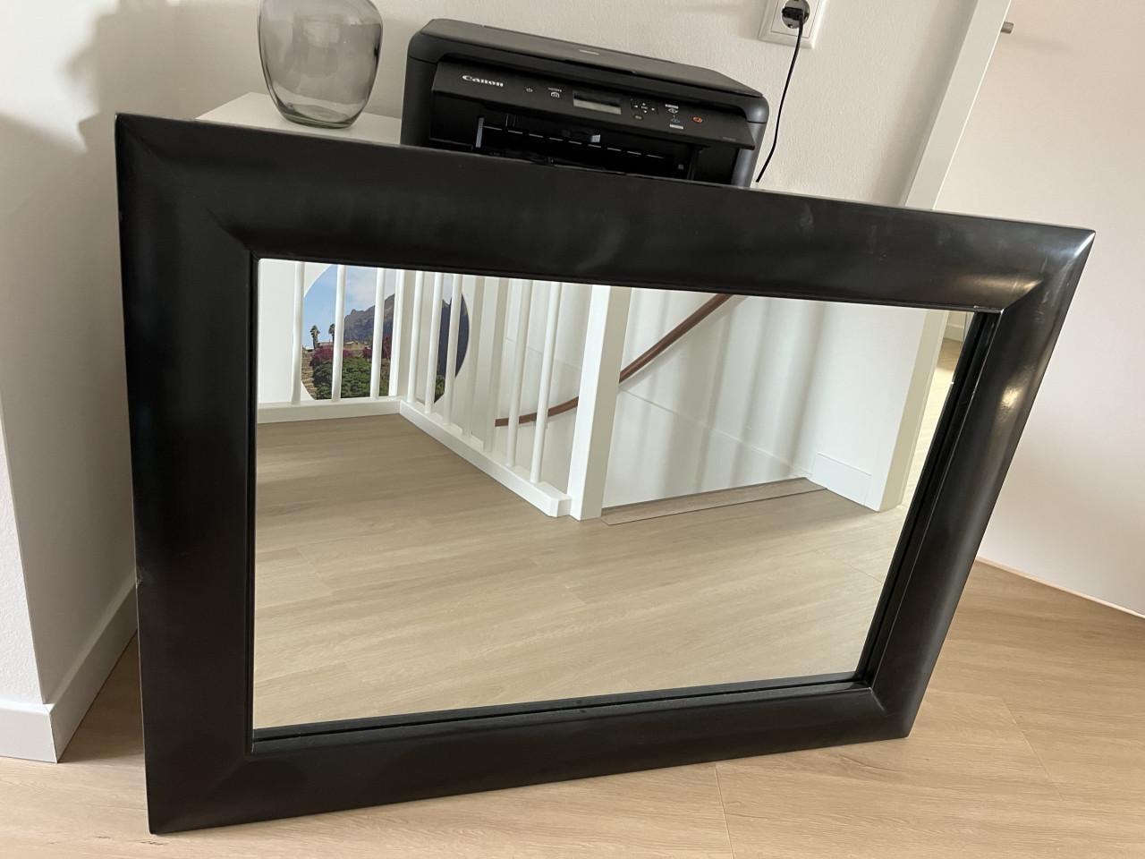 Spiegel met mooie brede houten lijst.