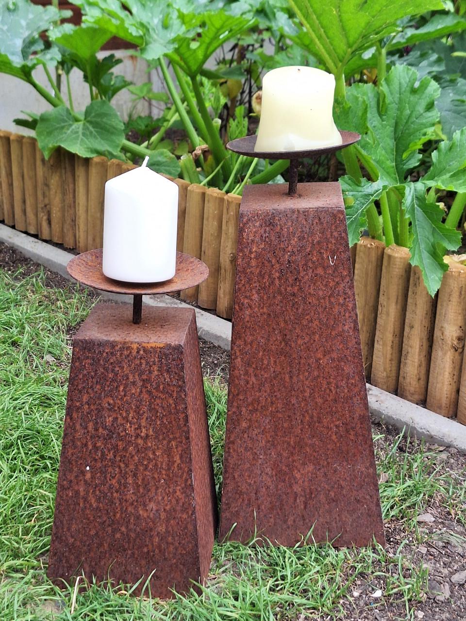 Kunst in de tuin kandelaars in roest