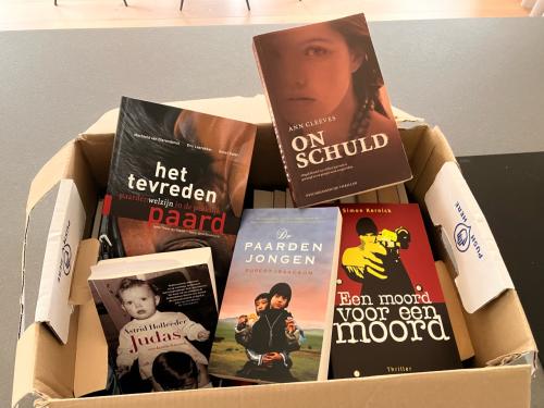 Gratis af te halen 3 dozen met diverse boeken (in een keer meenemen)