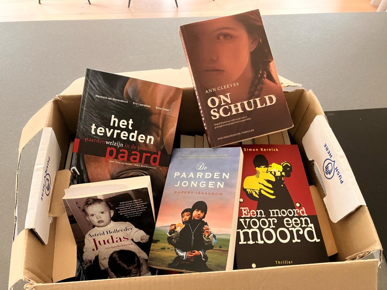 Gratis af te halen 3 dozen met diverse boeken (in een keer meenemen)
