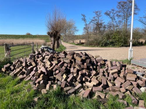 Gratis grote  partij tien duimers gebakken stenen