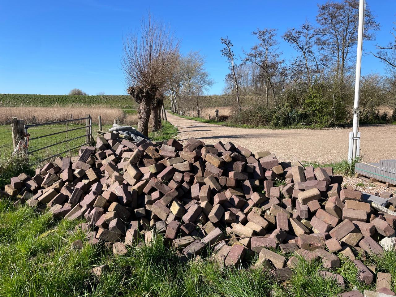 Gratis grote  partij tien duimers gebakken stenen