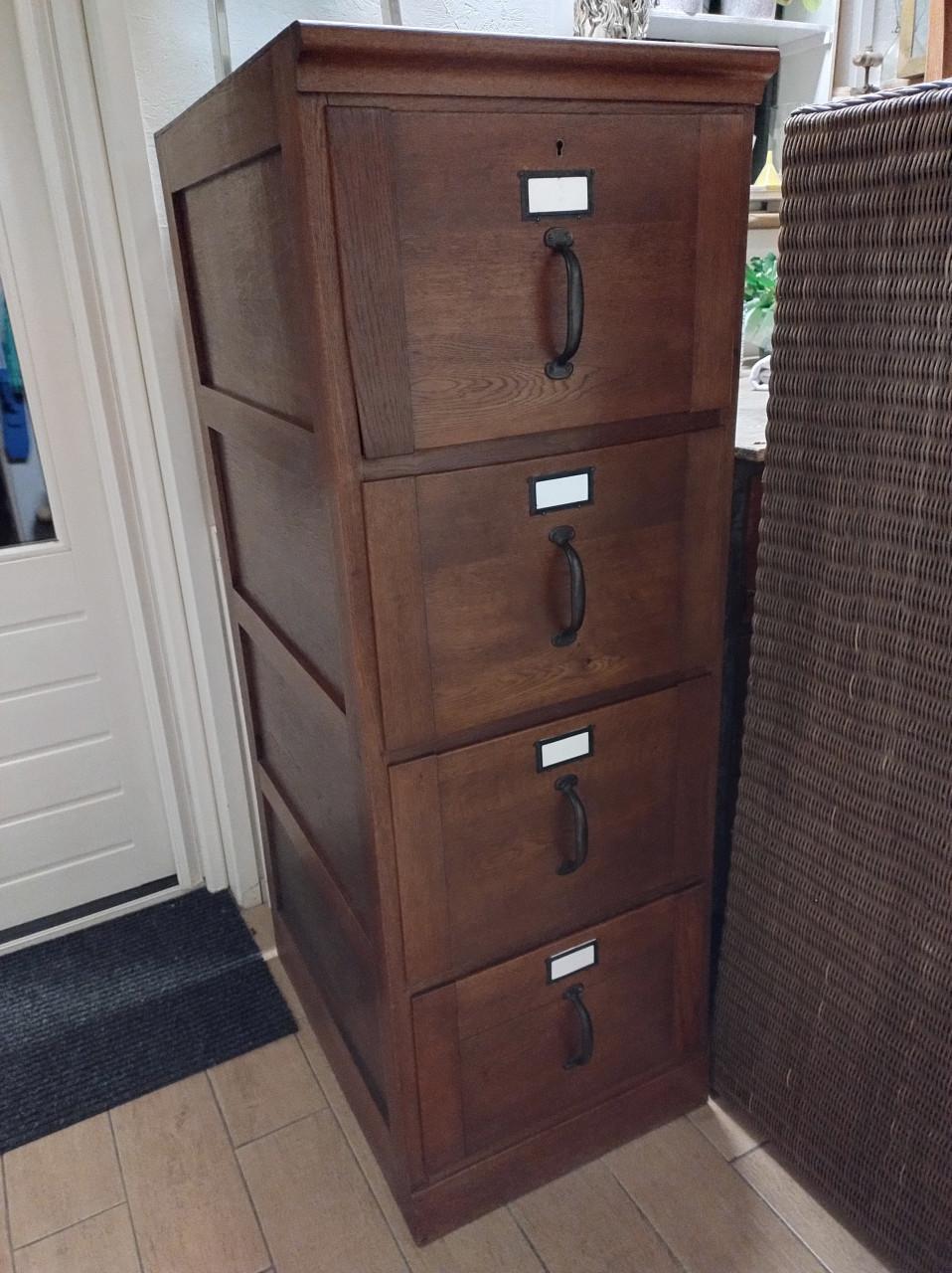 Leuke oude notariskast voorzien van 4 grote lades