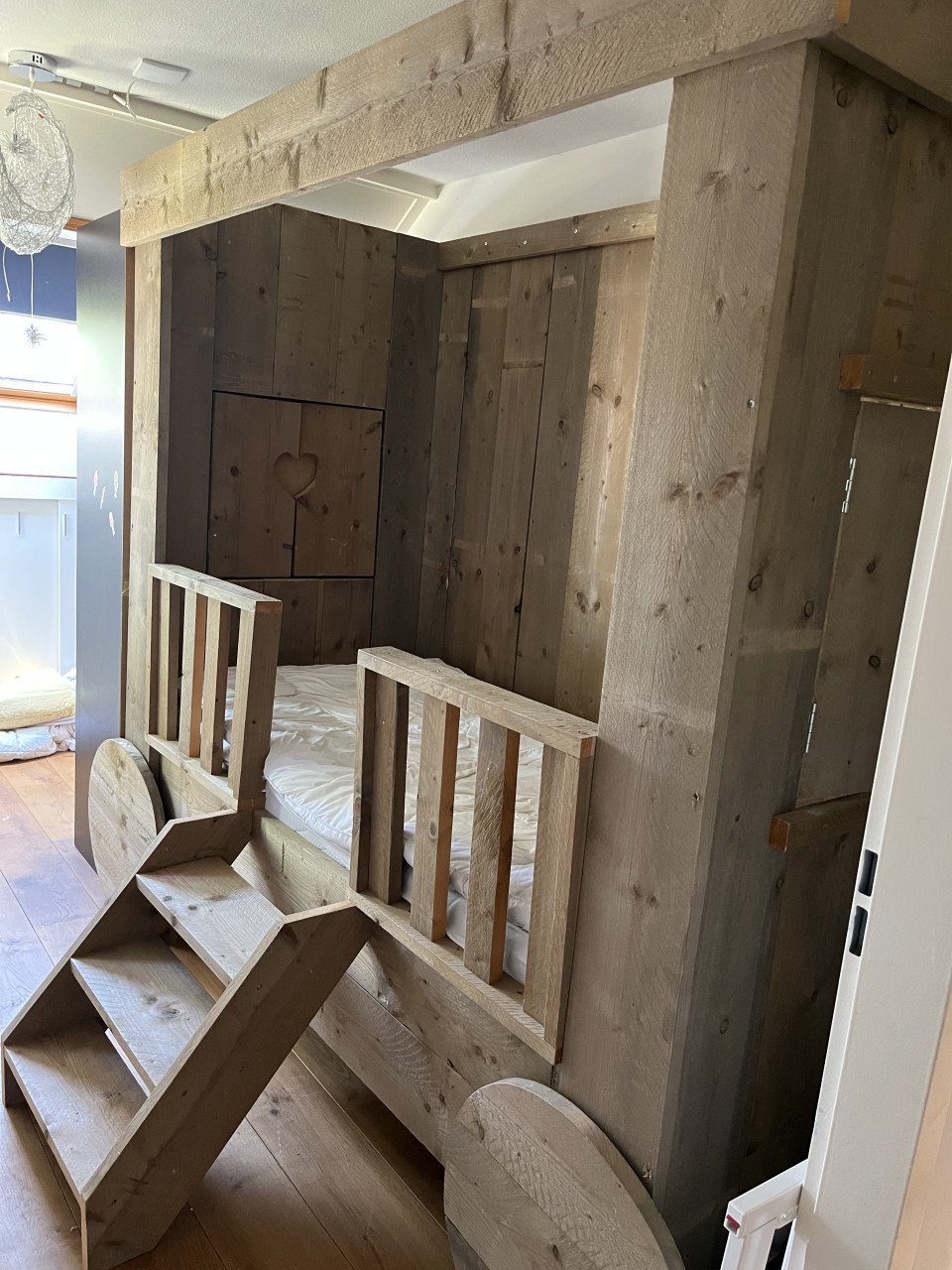 Kinderbed stijgerhout