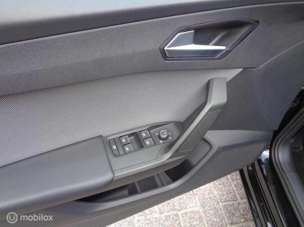 Seat Leon Sportstourer 1.5 tsi style business/airco/lm velgen/carplay/pdc/c