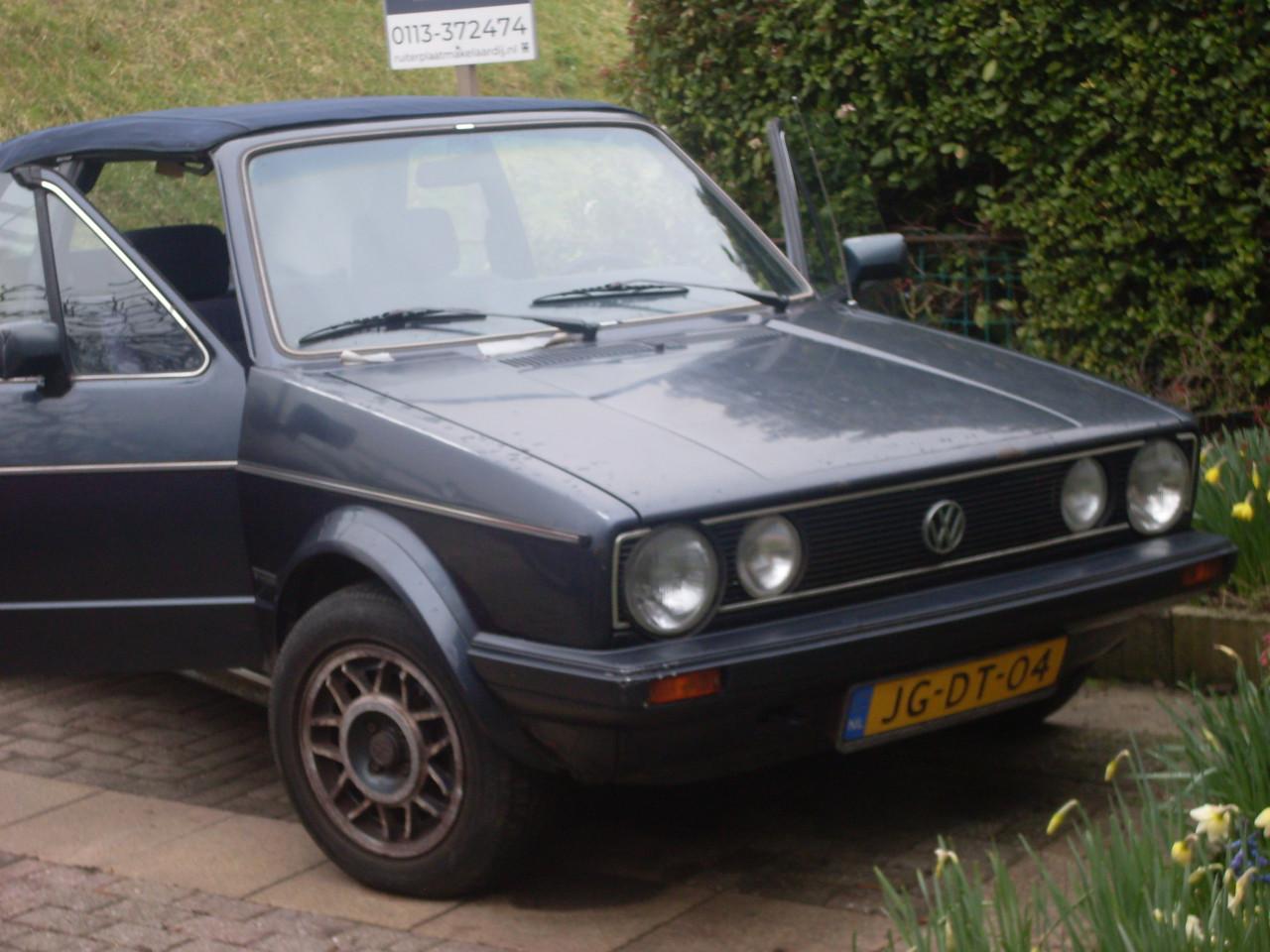 Wegens ziekte 2 vw golf 1 cabrio oltimers te koop