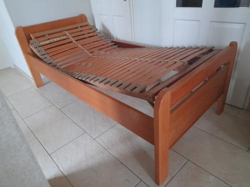 1 Persoons bed 90 x 200 met verstelbare lattenbodem (in goede staat)