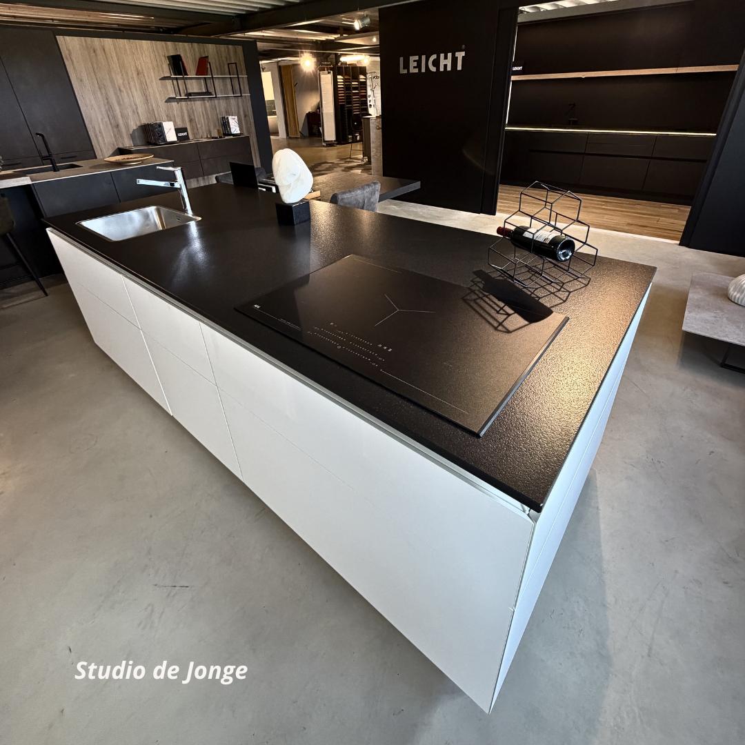 Moderne showroomkeuken met kookeiland & graniet blad