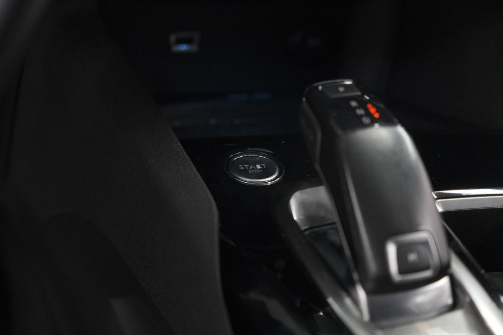 Peugeot 3008 puretech 130 eat6 allure | camera | navigatie | apple carplay 