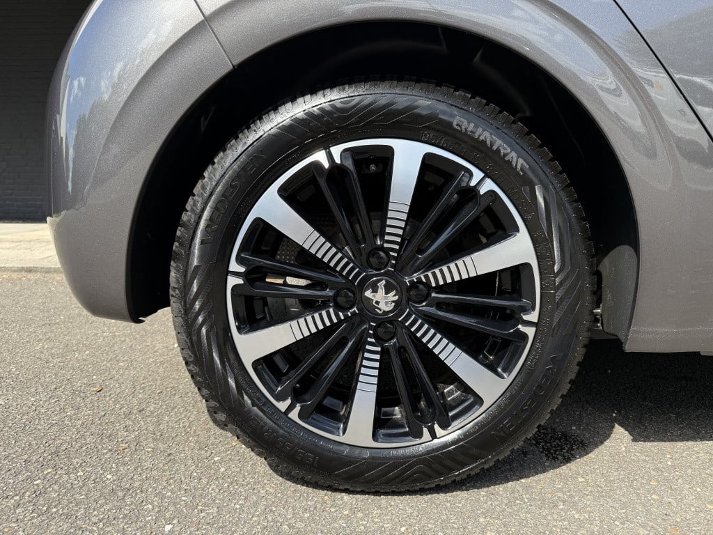 Peugeot 208 1.2 turbo, tech edition // 110pk // 4x nieuwe band, grote beurt