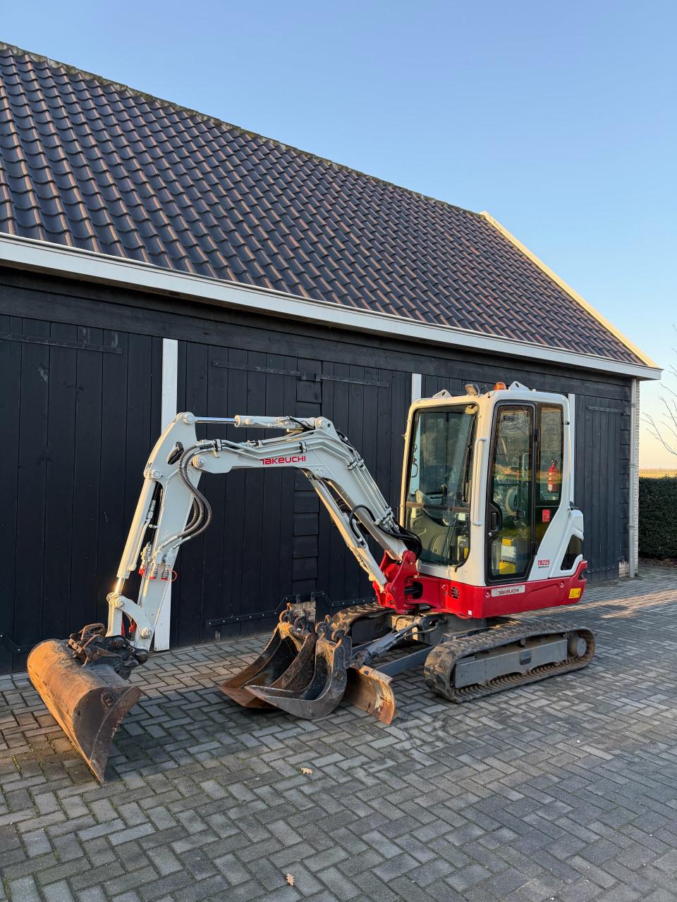 Takeuchi TB225 met 459 uur!!