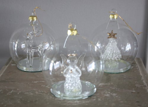 Set van 3 glazen kerstballen met decoratie binnen in