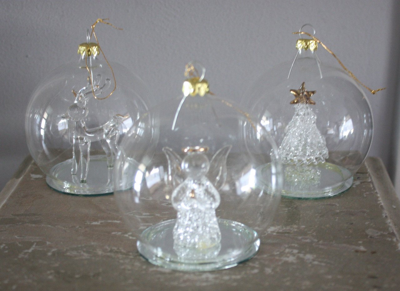 Set van 3 glazen kerstballen met decoratie binnen in