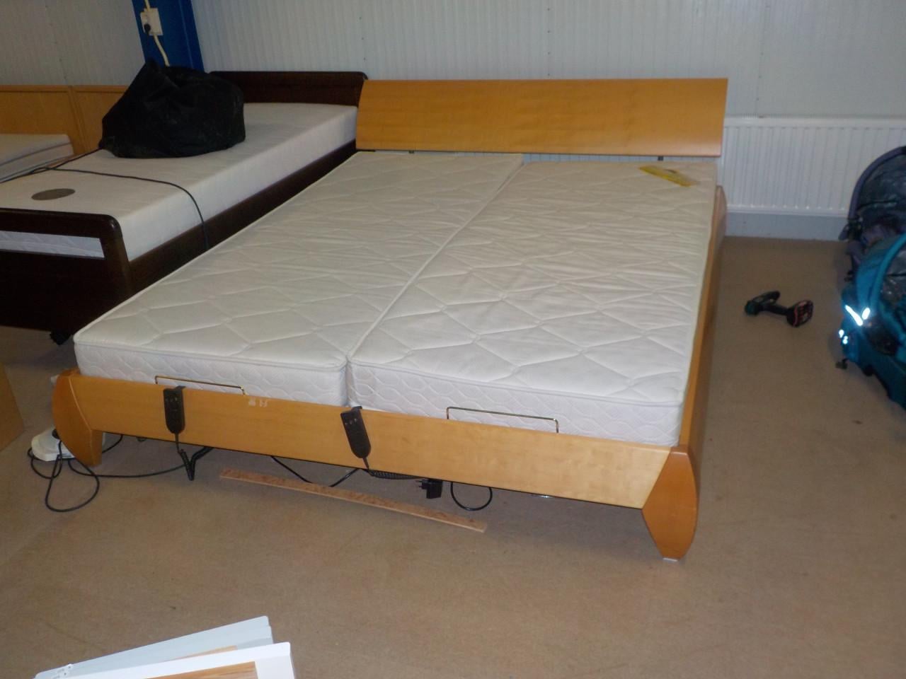 Mooie kwaliteit beuken ledikant + 2 elektrische bodem + 2 matrassen 220x180